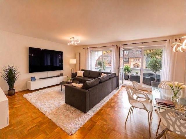 Stylishly furnished apartment in Frankfurt Westend – 2 balconies, skyline view