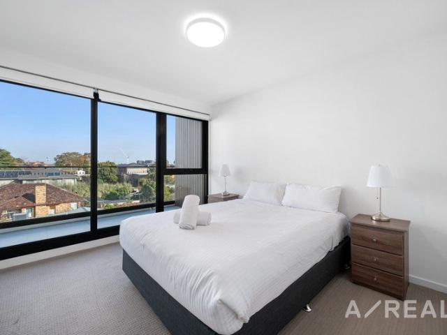 Stylishly Furnished 2 Bedroom Apartment in Prime Malvern East Location