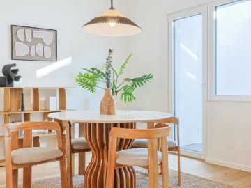 Stylishly Furnished 2 Room Apartment on the Raised Ground Floor with Balcony & Garden