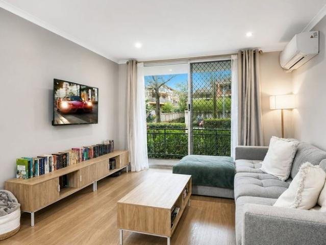 Stylishly Refreshed Apartment in a Highly Convenient Location