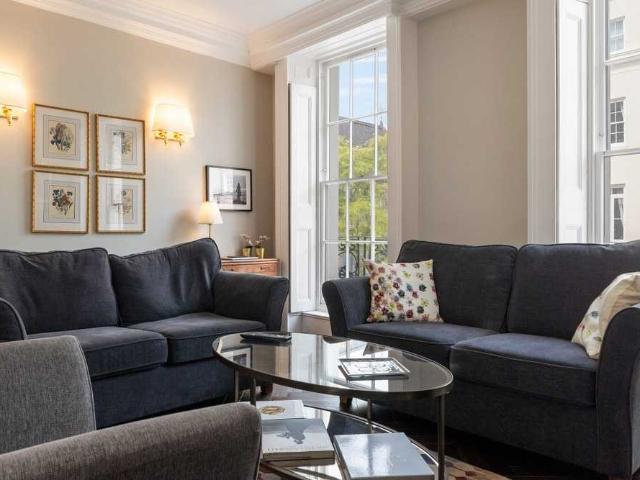 Stylishly refurbished 2 bed Belgravia apartment in Elizabeth Street