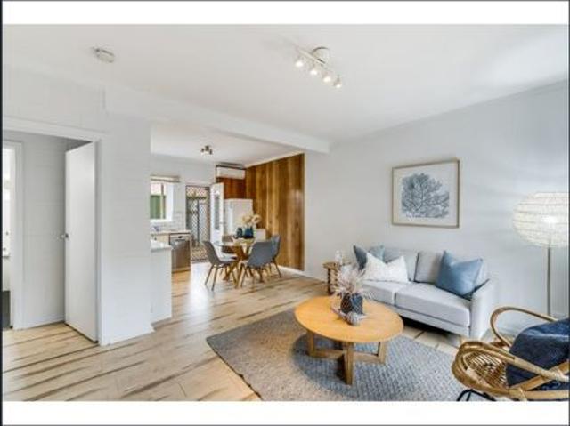 Stylishly Refurbished 2 Bedroom Ground Floor Unit in Prime Location!