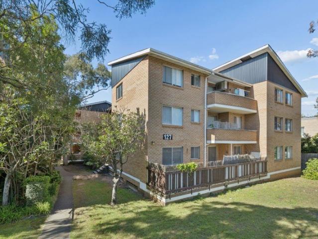 Stylishly Renovated Middle Floor Unit