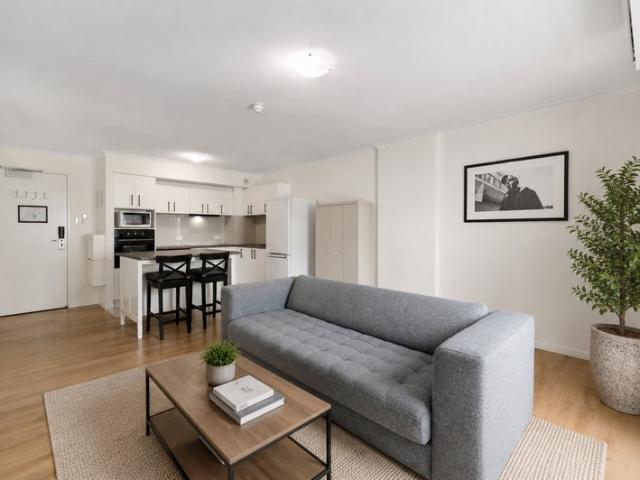 Stylishly Renovated Apartment in an Unbeatable Valley Location