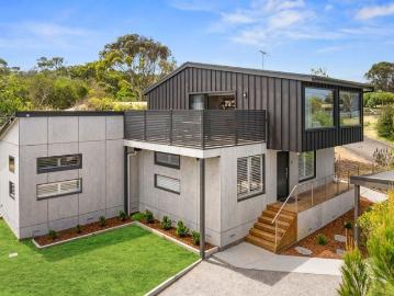 STYLISHLY RENOVATED BEACHSIDE LIVING WITH OCEAN VIEWS