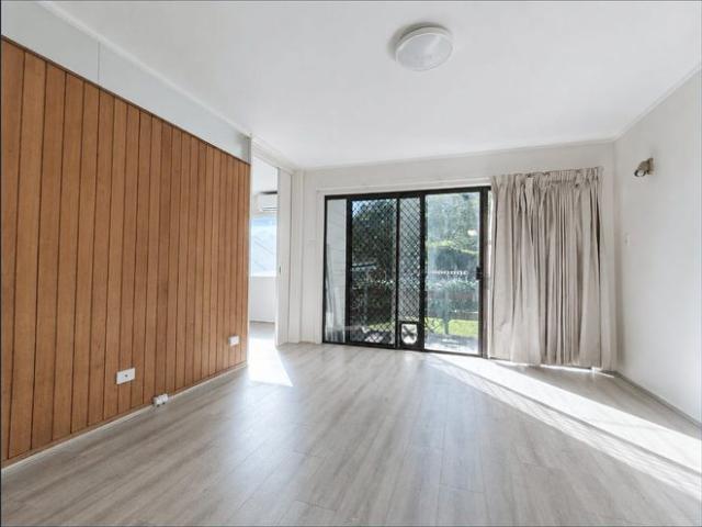 Stylishly Renovated Brand New Kitchen & Bathroom Ready to Move In!