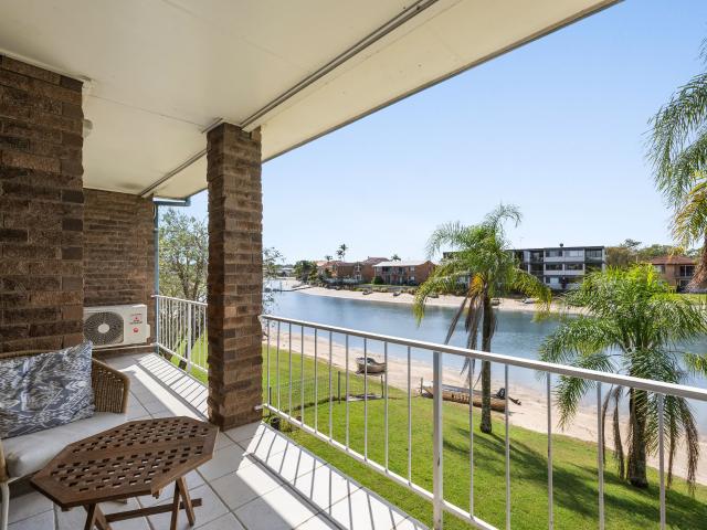 Stylishly Renovated & Fully Furnished Apartment with Canal Views
