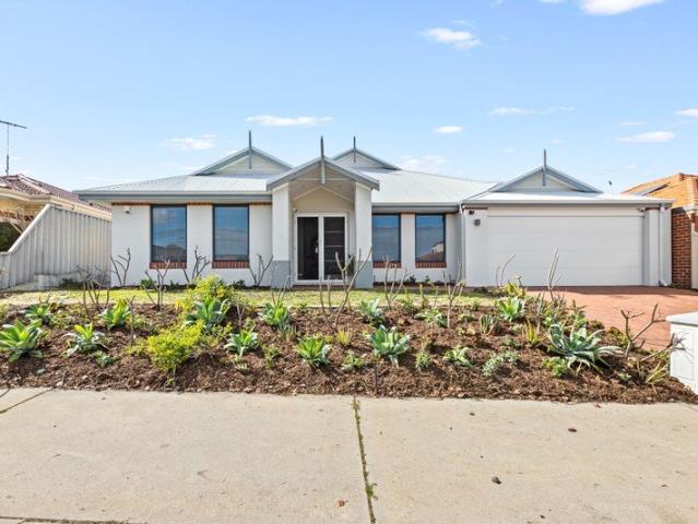 STYLISHLY RENOVATED FAMILY LIVING!