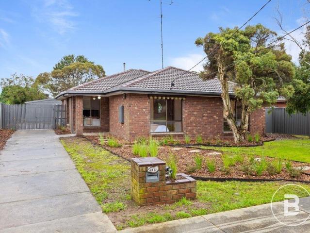 STYLISHLY RENOVATED FAMILY LIVING ON A GENEROUS ALLOTMENT