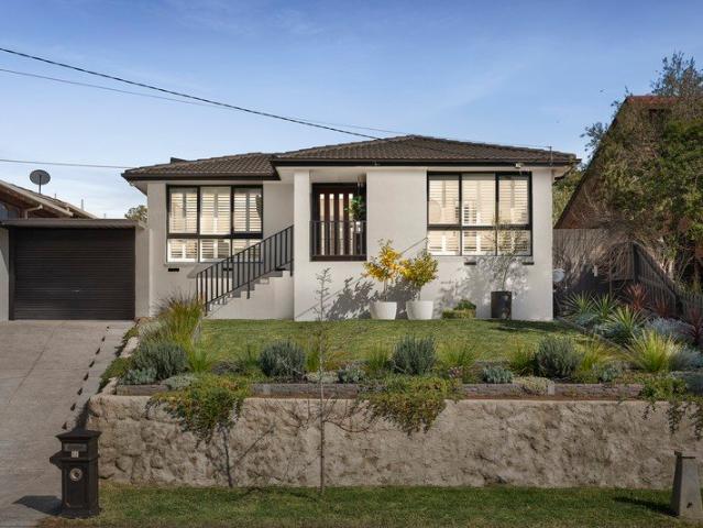 Stylishly Renovated Family Living with a Stunning Cathedral Ceiling Centrepiece