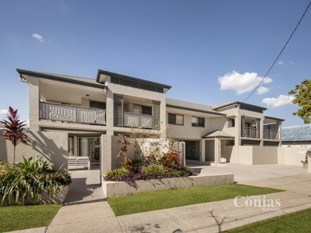 Stylishly Renovated Ground Floor Apartment with Expansive Courtyard