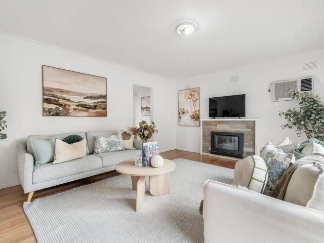 Stylishly Renovated Living with Warmth, Comfort and Lifestyle Appeal