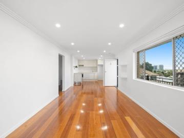 Stylishly Renovated Top Floor Apartment in the Heart of Bulimba
