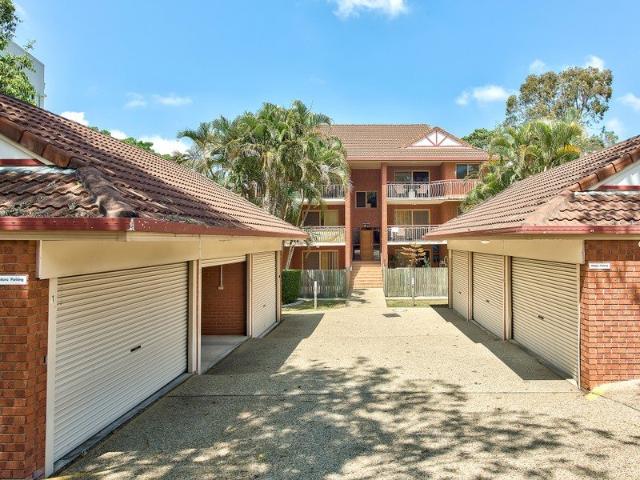 Stylishly Renovated Top Floor Living in a Sought After Parkside Location