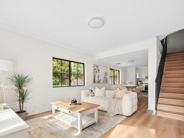 Stylishly Renovated Townhouse, Village Side Convenience