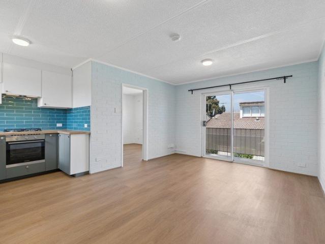 STYLISHLY RENOVATED 1 BEDROOM APARTMENT.