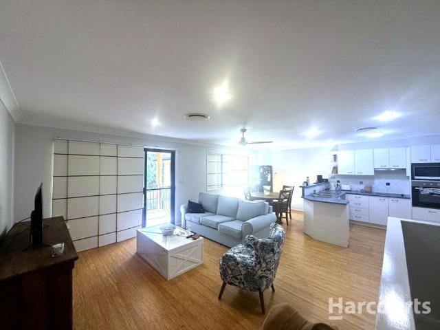 Stylishly Renovated 2 Bedroom Townhouse in Walking Distance to Beach