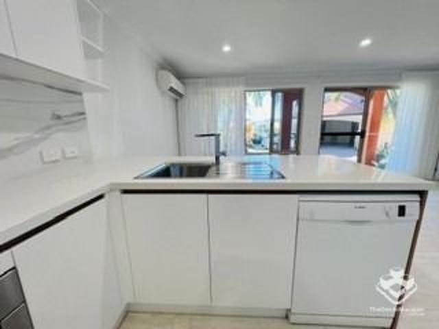 Stylishly Renovated 2 Level Townhouse Resort Facilities Boardwalk/Marina Access