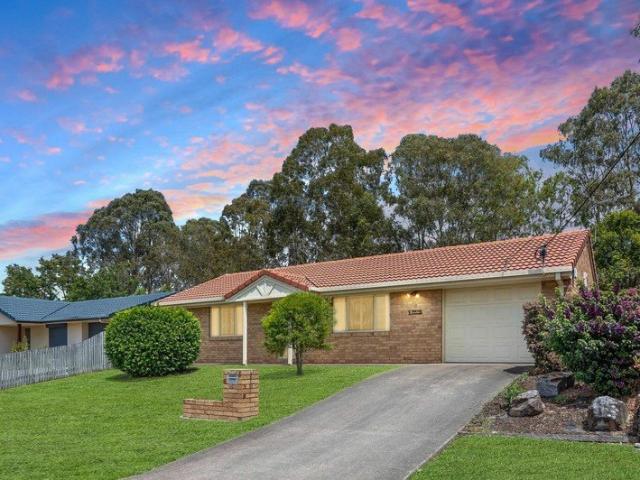 STYLISHLY RENOVAYED HOME IN PEACEFUL RACEVIEW CUL DE SAC