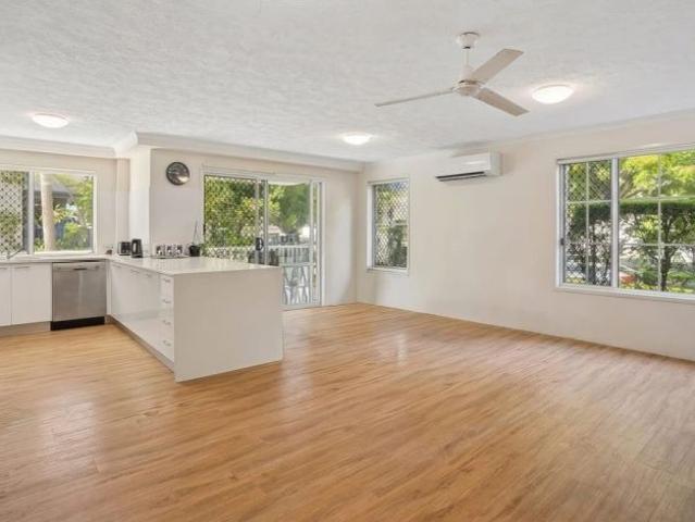 Stylishly Two Bedroom Renovated Apartment in the Heart of Southport