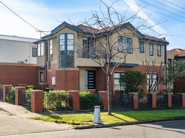 Stylishly Updated Townhouse Close to Trams, Shops & Schools