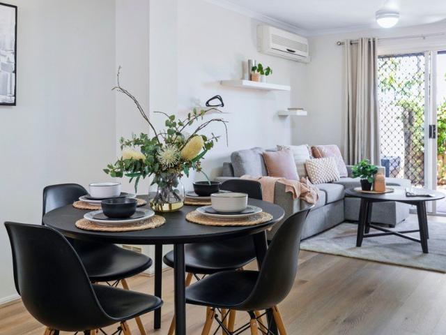 STYLISHLY UPDATED TOWNHOUSE IN PRIME MANSFIELD CATCHMENT