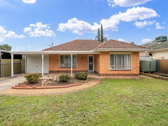 STYLISHLY UPDATED BRICK HOME ON 602M2 IN A CONVENIENT, FAMILY FRIENDLY LOCATION !