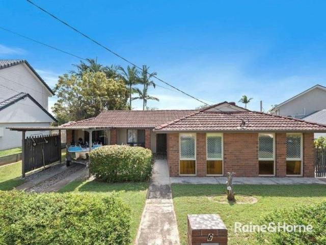 Stylishly Updated Family Home with Brand New Kitchen 3 Bed plus 4th Room / Rumpus