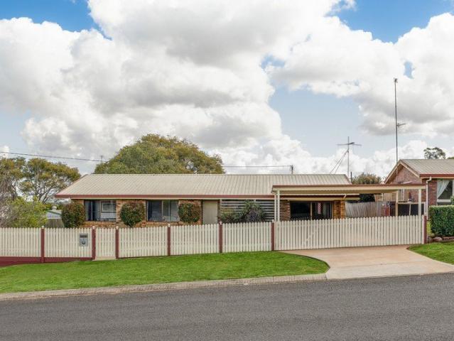 Stylishly updated home with huge powered shed and family friendly outdoor living