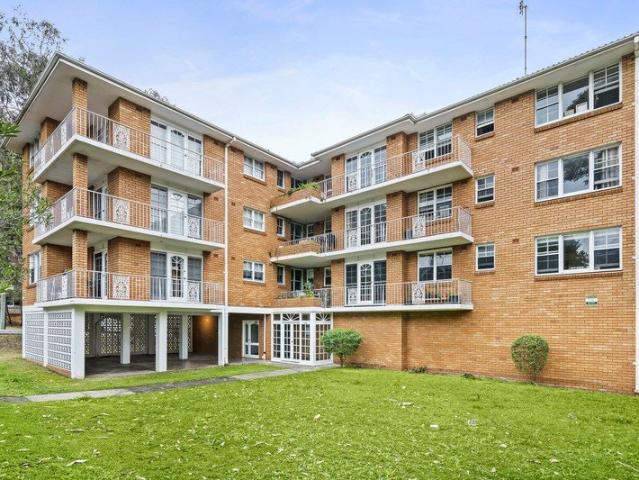 Stylishly Updated Living in a Central Wollongong Location