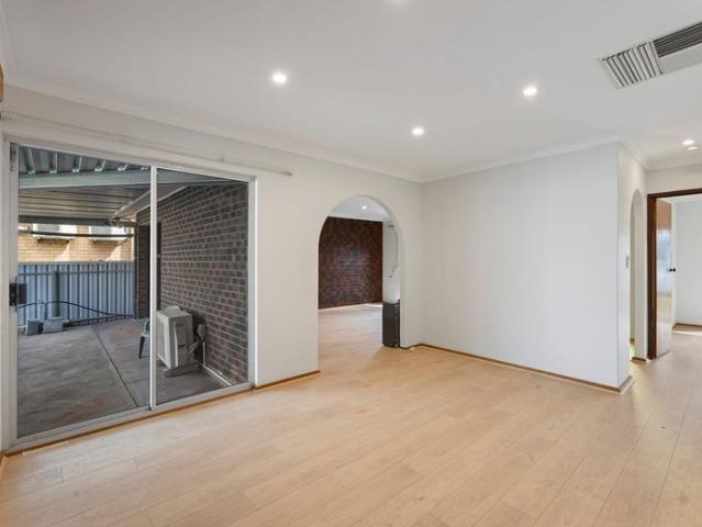 Stylishly Updated Living in a Convenient Semaphore Park Location