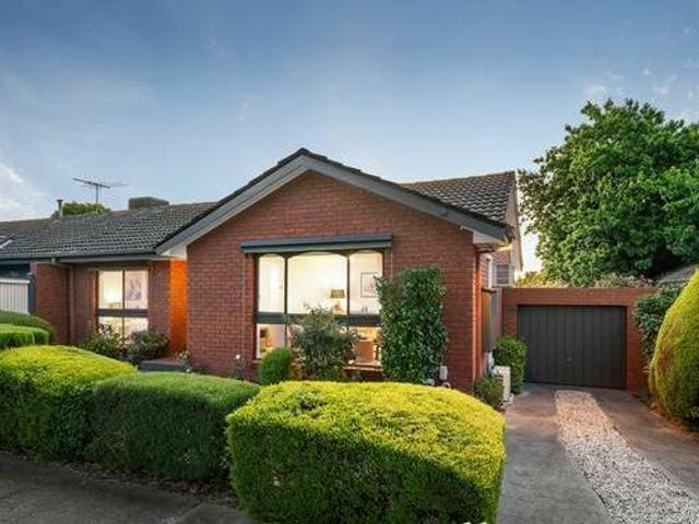 Stylishly Updated Near Box Hill Central
