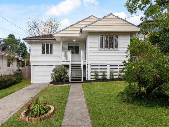 Stylishly Updated Parkside Living in a Sought After Mitchelton Position