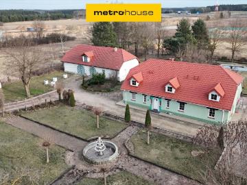 Stylowa posiadłość z ogrodem i stajnią w Ryczołku