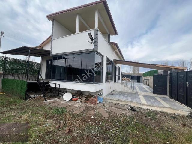 Suşehri Merkeze Yakın, Kapalı Havuzlu Dubleks Villa