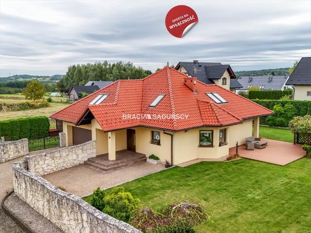 Przestronny dom 242 m² z garażem i ogrodem w Sułkowie