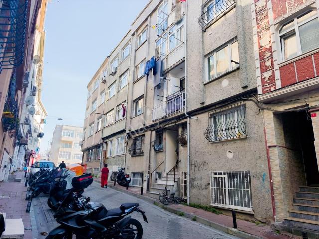 Sümbülefendi Mah. 2+1 85 M2 1. Kat Kombili Balkonlu Boş daire