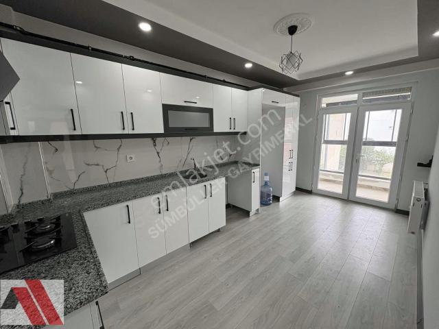 Sümbüller'den Cadde Üstü Arakat Asansörlü İskanlı 3+1 Daire