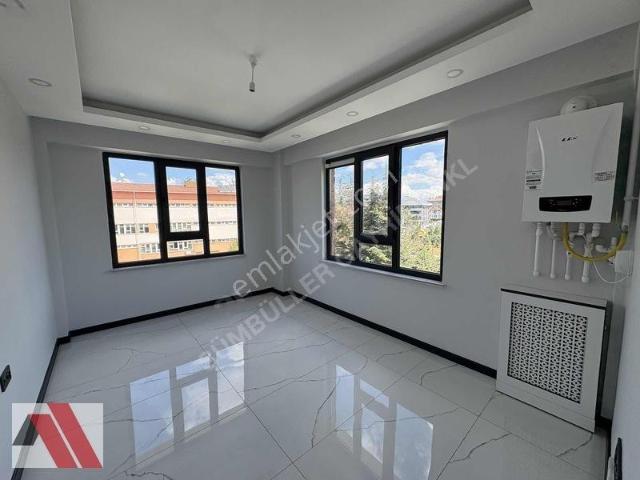 Sümbüller'den Cadde Üstü Park Manzaralı Köşe Y. Isıtmalı 2+0