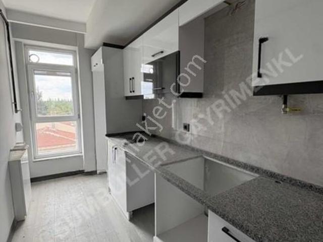 Sümbüller'den Cadde Üzeri Önü Açık Geniş 2+0 Daire