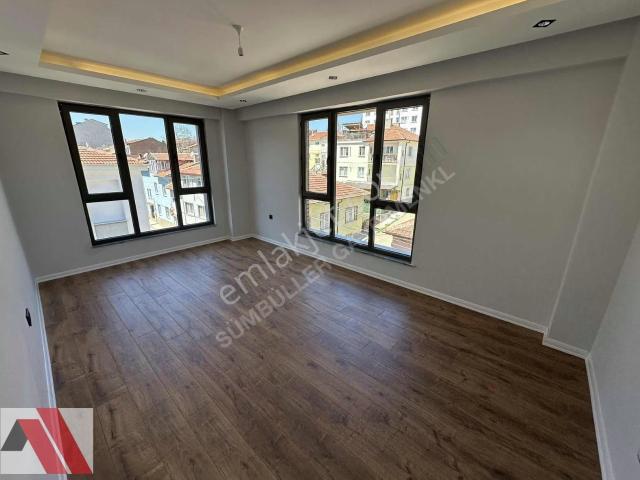 Sümbüller'den Orhangazi Mh Z.ısıtma Köşe Konumda Şık Tasarım 2+1
