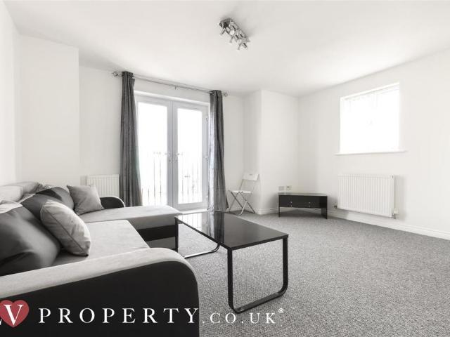 Summerton Road, Oldbury, West. 2 bed apartment to rent £950 pcm £219 pw