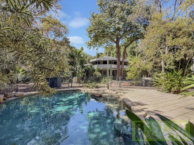 'Summer' Queenslander on over an acre