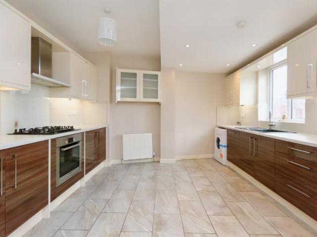 Summer Road, Thames Ditton KT7 3 bed apartment to rent £2,200 pcm £508 pw