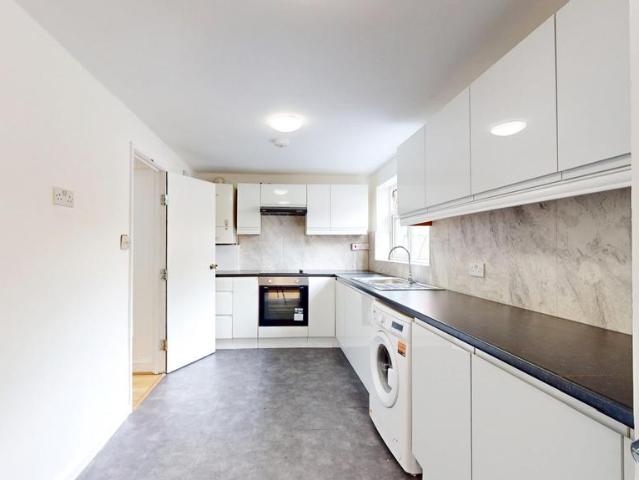 Summerfield Road, Luton. 5 bed detached house to rent £1,925 pcm £444 pw