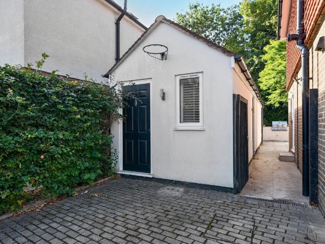 Summerhayes Close, Horsell GU21, Studio to rent, £1,250 pcm | PrimeLocation