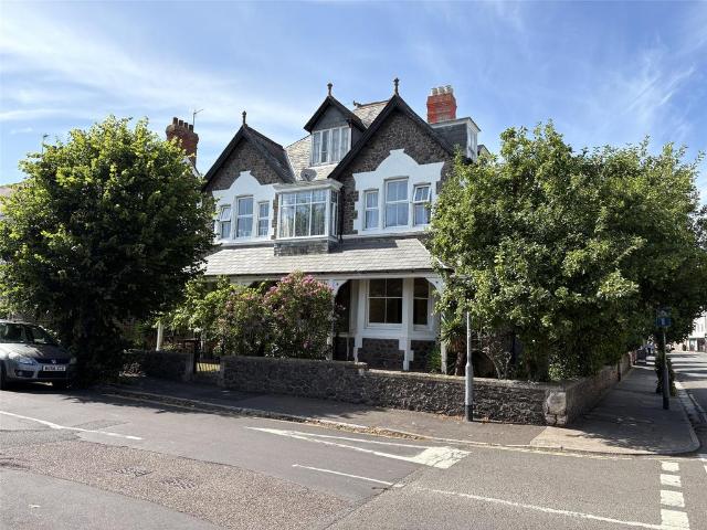 Summerland Avenue, Minehead. 2 bed apartment to rent £895 pcm £207 pw