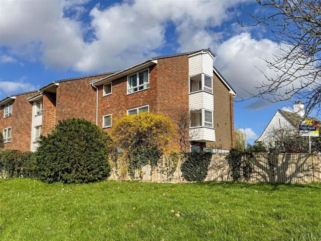 Summerlea Gardens, Church Street. 2 bed apartment to rent £1,250 pcm £288 pw