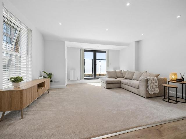Summerstown, London SW17, 3 bed flat to rent, £3,250 pcm | PrimeLocation
