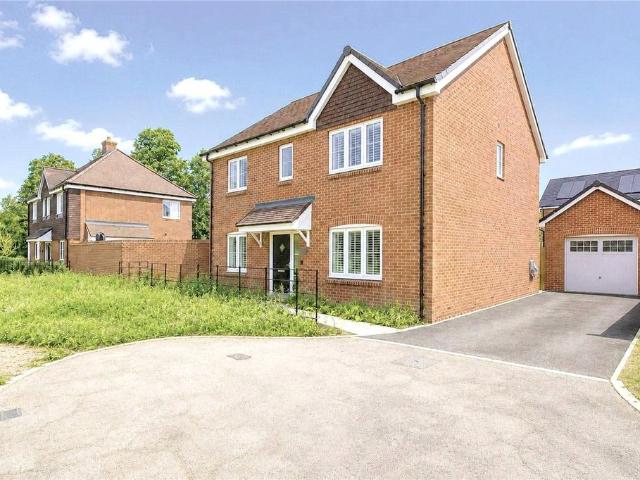 Summerstead Farm Road, Hook RG27 4 bed detached house to rent £2,750 pcm £635 pw